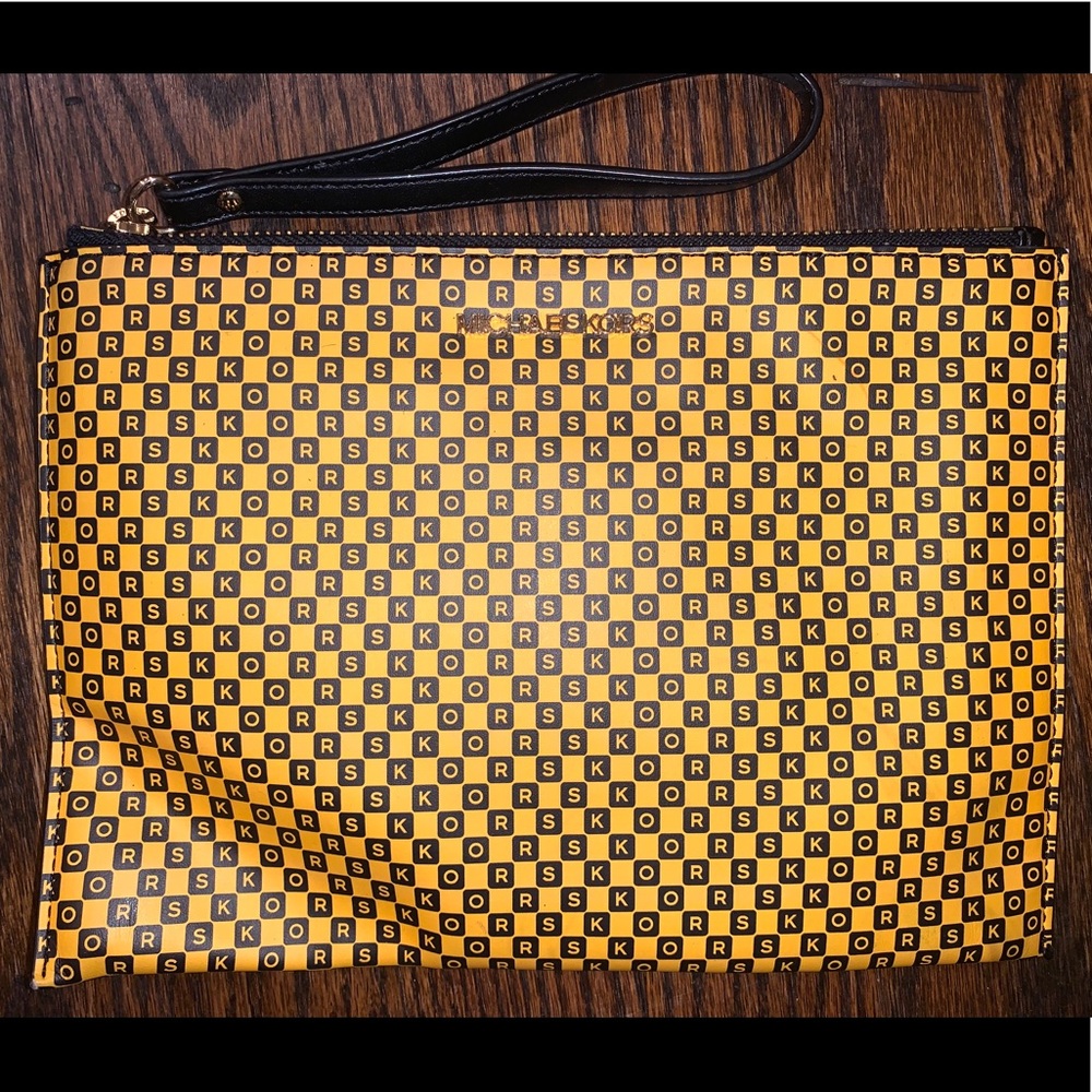 MICHAEL KORS wristlet